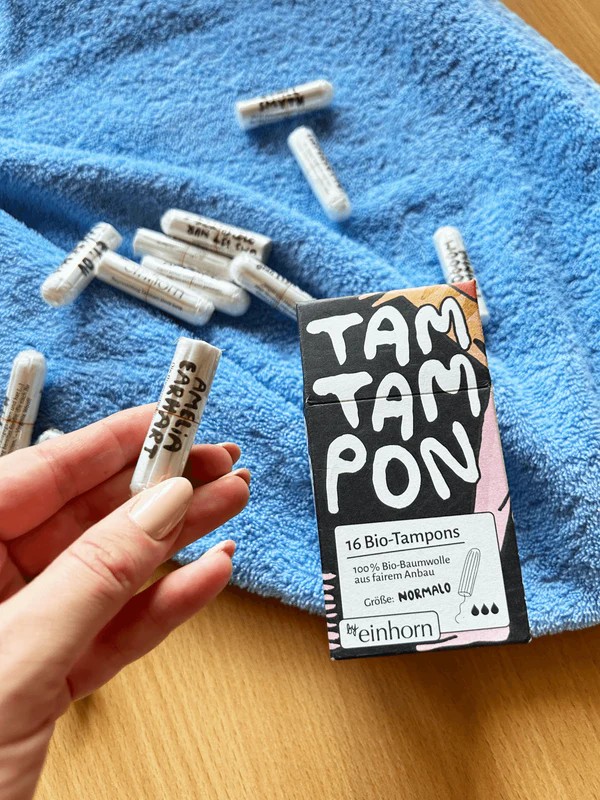 Balení přírodních dámských menstruačních tamponů